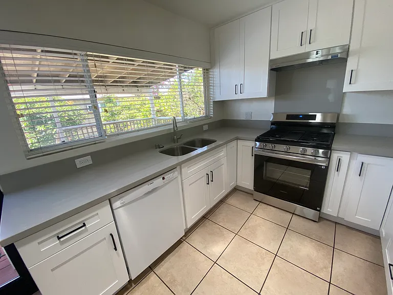 4646 Winona Ave — Photo 4