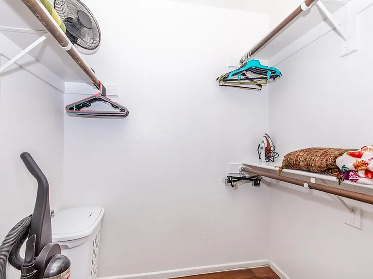 Broadway Proper Apartment ** One Month Free**W/D Included — Photo 29