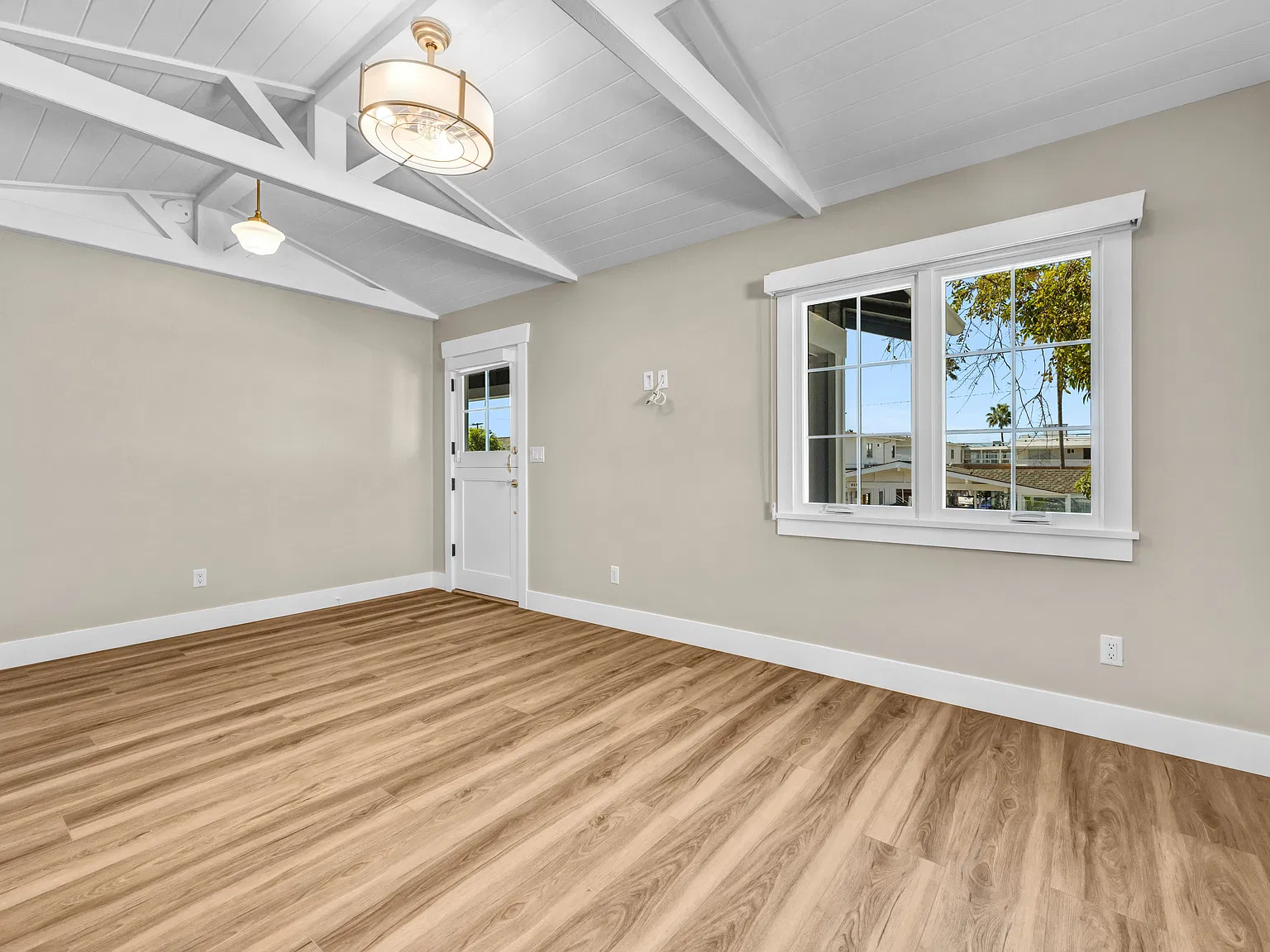 826 S Coast Hwy — Photo 2