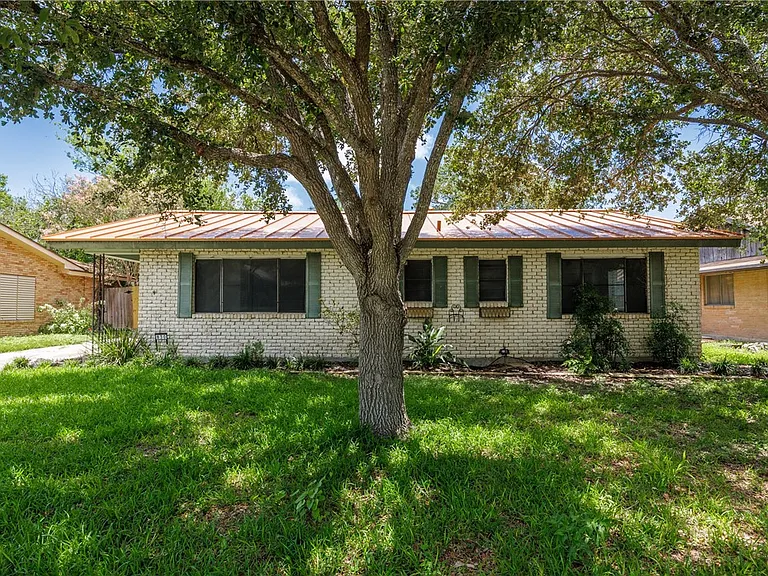 830 Crestview Dr — Photo 1
