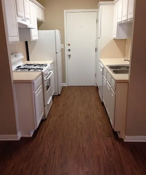 503 Gregory Ct — Photo 7