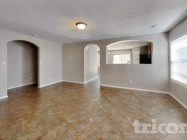 2736 Wilder Loop NE — Photo 2