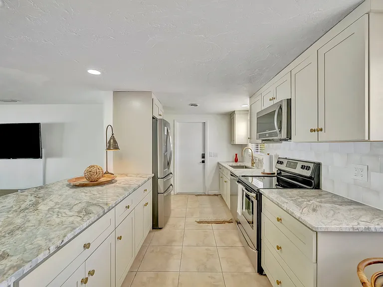 6426 Colonial Dr — Photo 5