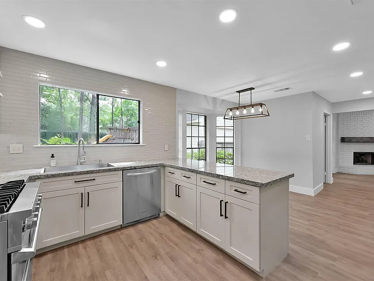 14 E Wandering Oak Dr — Photo 3