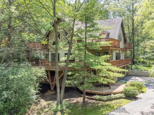 74 Lake Shore Dr, Barrington, IL 60010