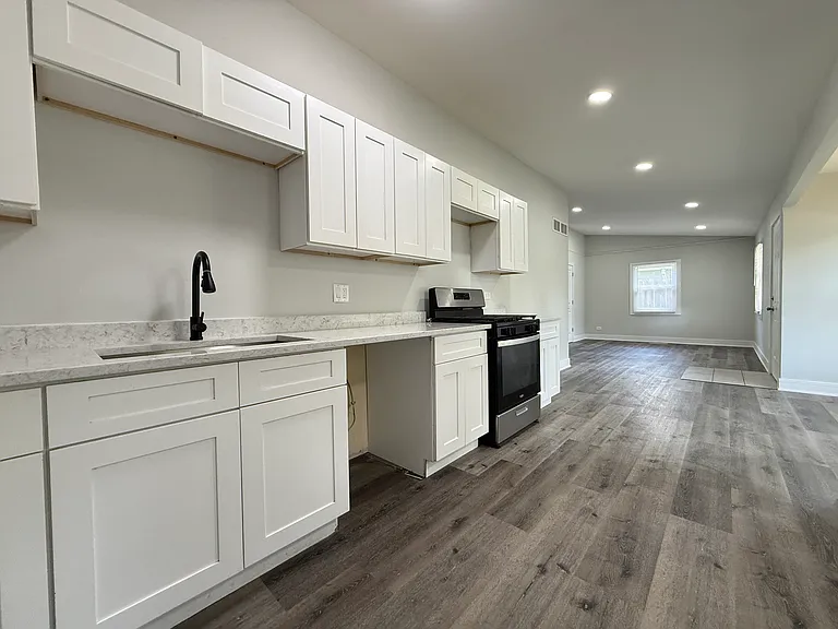 2404 Crescent Dr — Photo 2