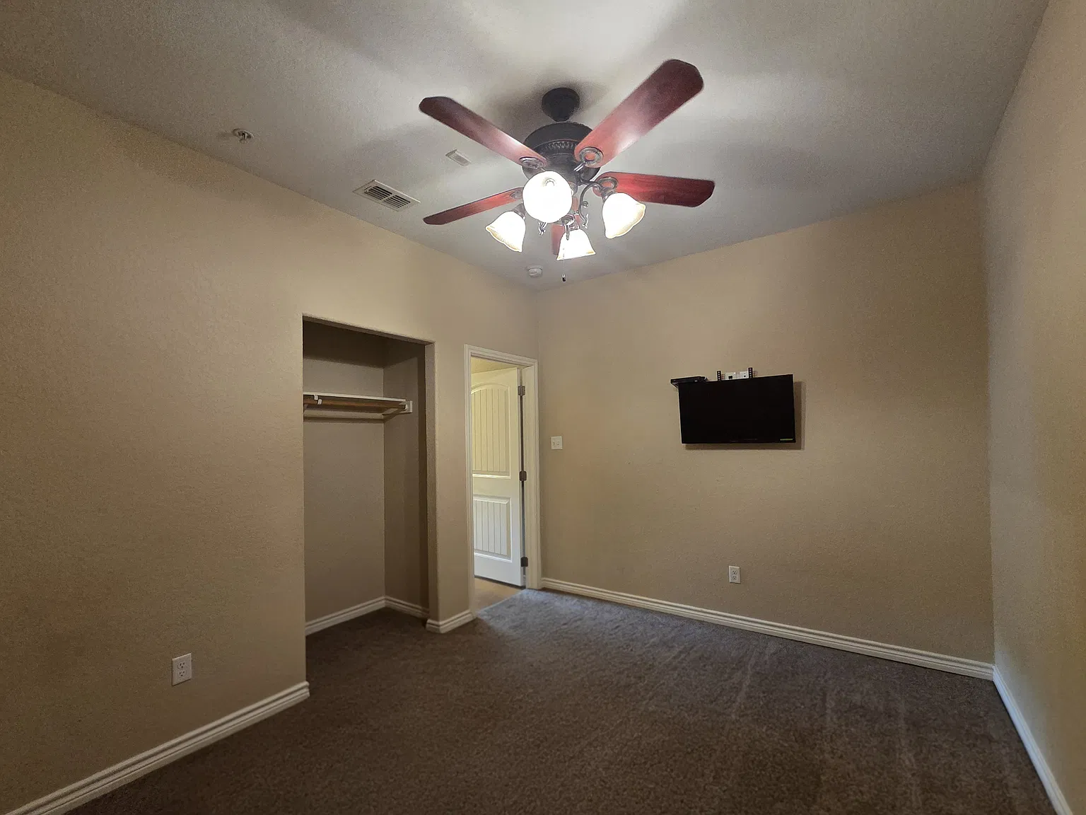 2 bed, 1100 sqft, $1,600 — Photo 3