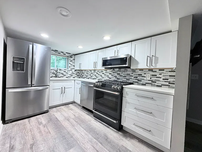 2836 E Mount Tabor Cir — Photo 2