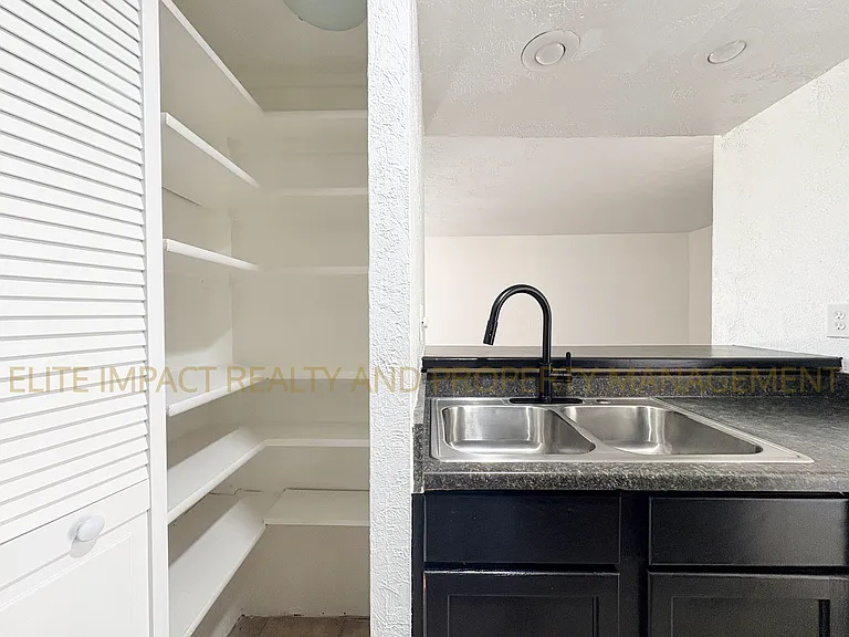 1620 N Wilmot Rd — Photo 12