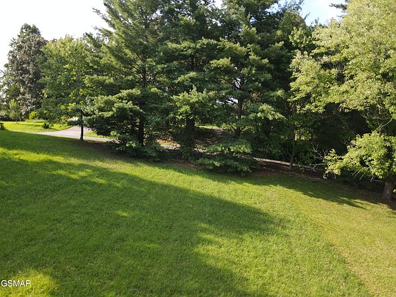 5th image of 26 Maplewood Cir