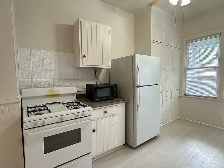 611 1st Ave #A — Photo 6