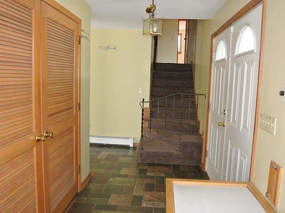 3rd image of 935 Red Hill Dr