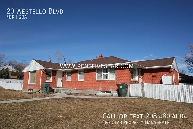 Spacious 4 Bedroom 2 Bathroom Duplex with Fenced Yard! — Photo 1