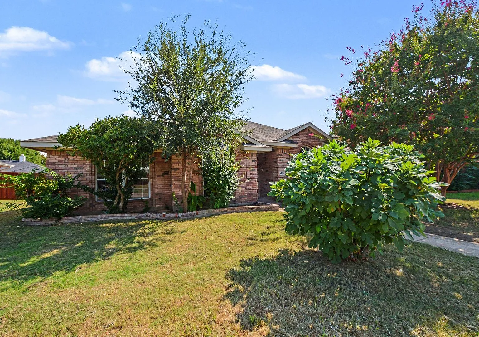 Welcome to 1306 Woodmont Dr in Allen, TX! This charming home offers a warm and inviting layout wi... — Photo 4