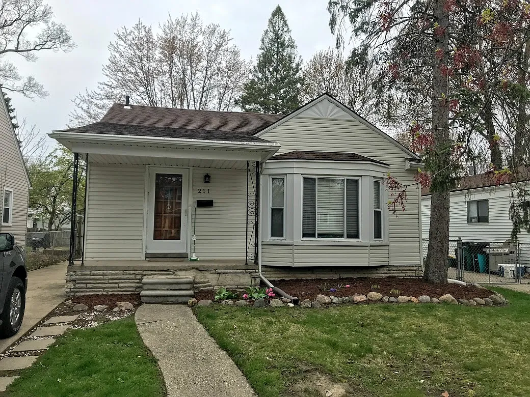 211 N Vermont Ave photo 1
