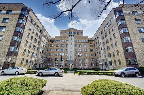 610-ROYAL YORK APARTMENTS, LLC Photo 1