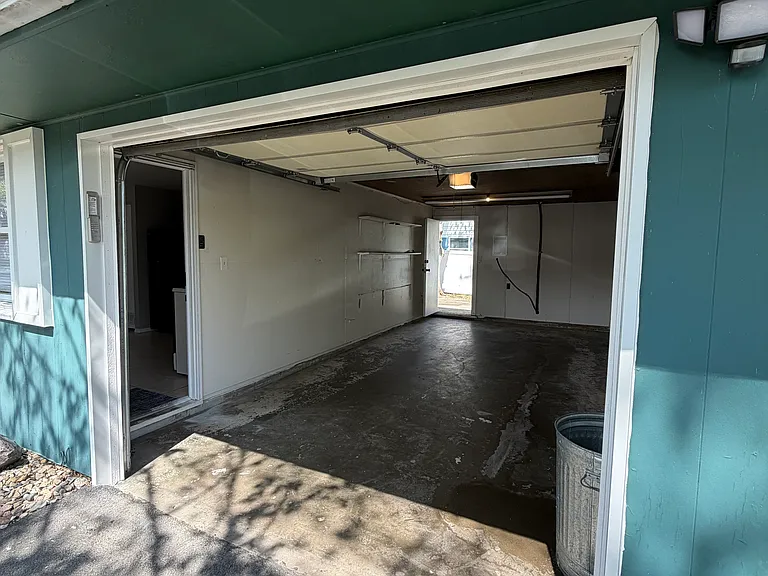 2504 Campbell Dr — Photo 3