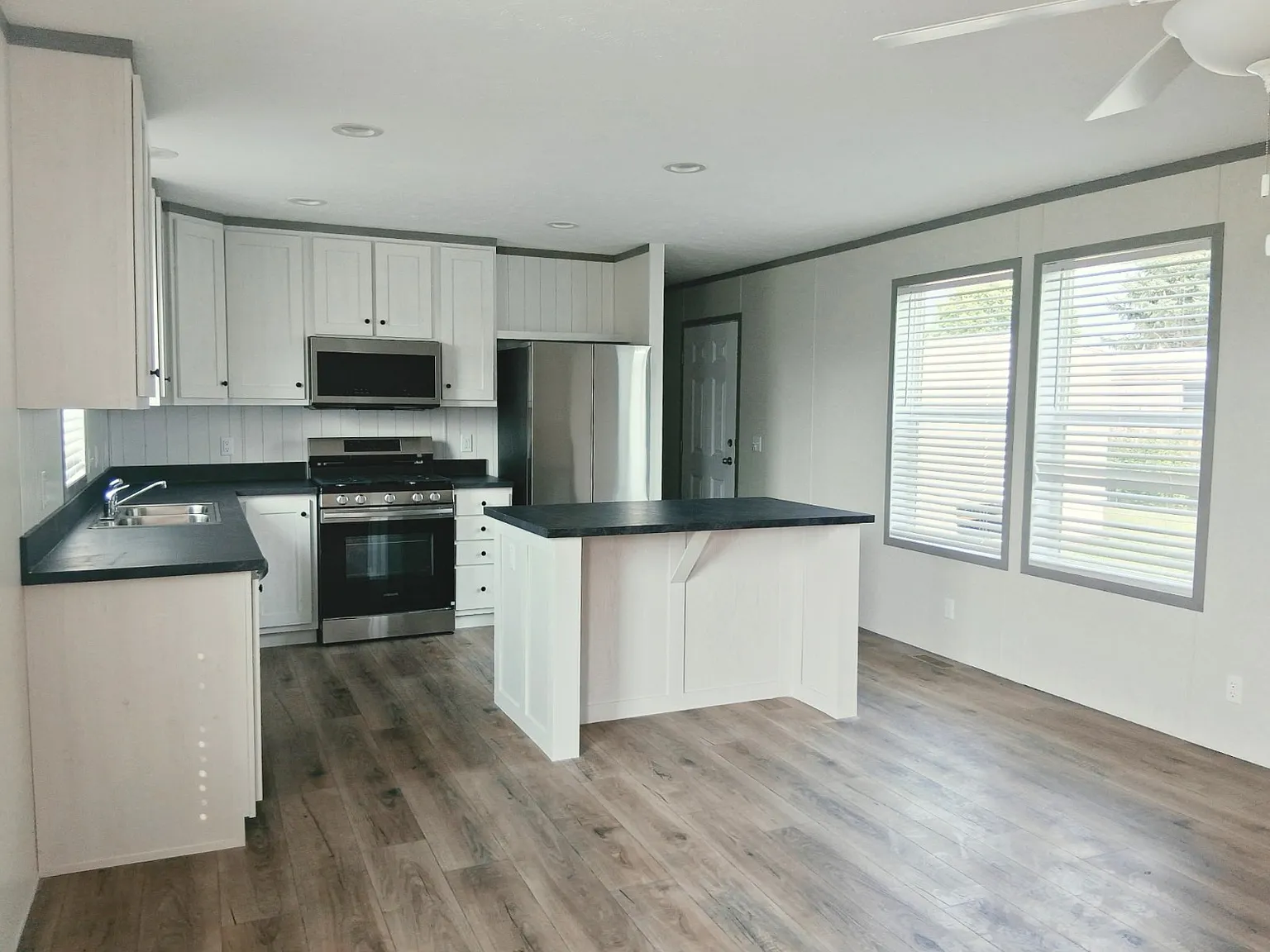 3 bed, 2.0 bath, 1056 sqft, $1,095 — Photo 4