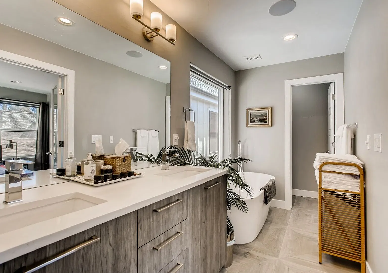 Amazing Single Family home with 3 bed, 3 bath + Den and 2 car garage with back yard — Photo 4