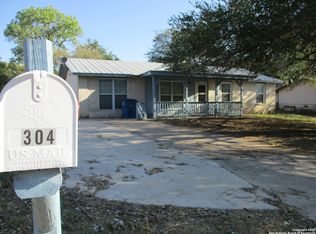 304 Ingram Rd, Devine, TX 78016