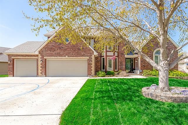 1st image of 2301 NE Glen Ct