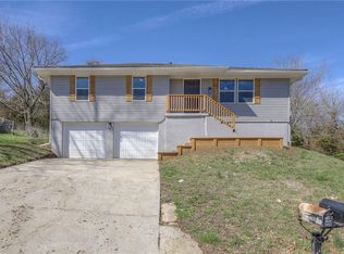 1902 SW Maple Ln, Oak Grove, MO 64075