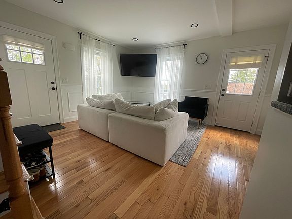 4th image of 122 Swan Ave