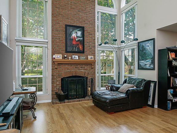 3rd image of 4584 Camden Ln