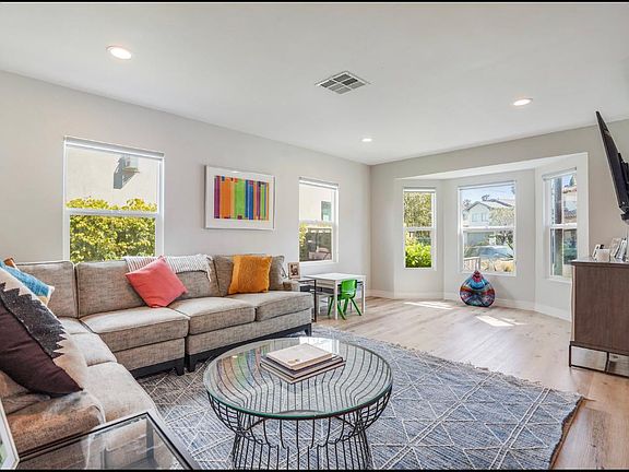 3rd image of 707 Sapphire St
