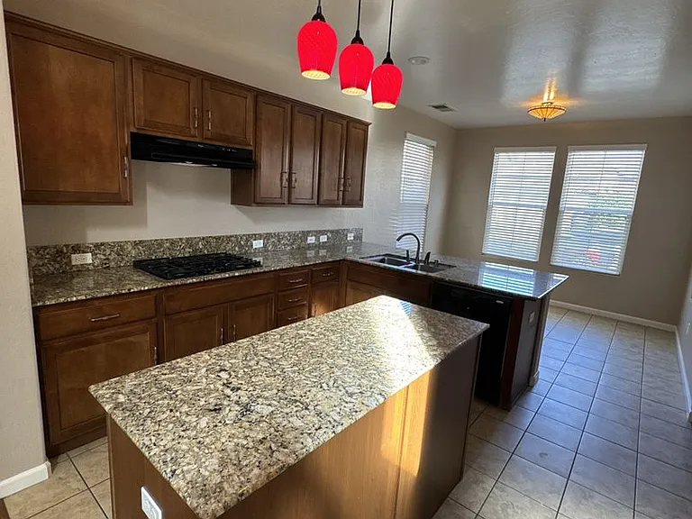 3237 N Winslow St — Photo 4