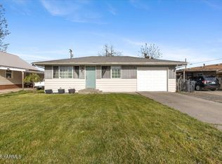 807 S Ahtanum Ave, Wapato, WA 98951
