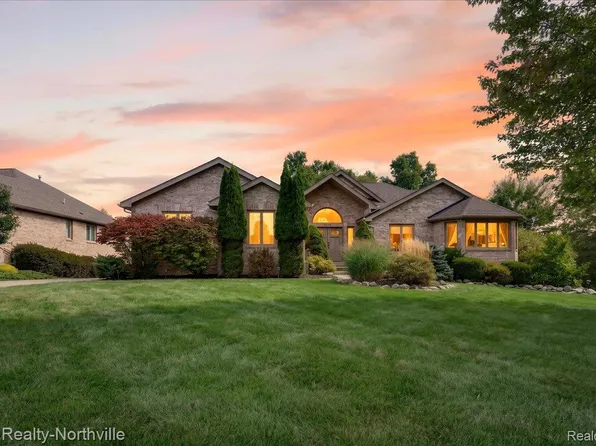 2016 Reagan Dr, Rochester Hills, MI 48309