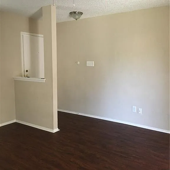 2000 Easton Dr — Photo 3