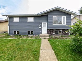 91 W Heritage Dr, Lacombe, AB T4L 1N8
