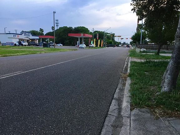 2nd image of 914 Sam Houston Blvd