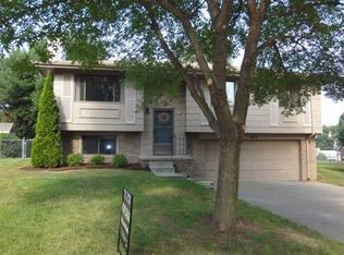 604 Pioneer Rd, Papillion, NE 68046