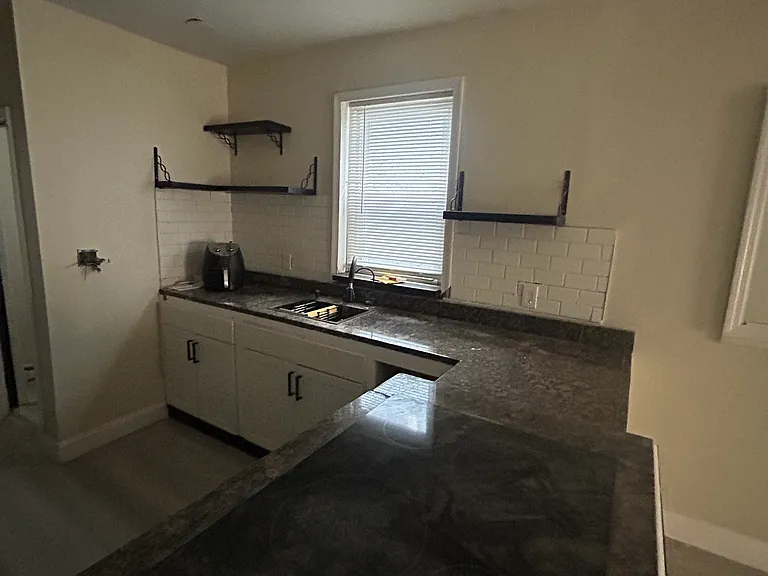 210 W 5th St #1A — Photo 5