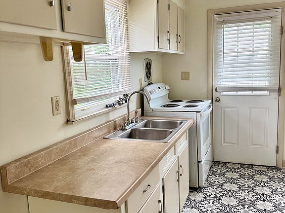 4th image of 2285 Taylor Ave