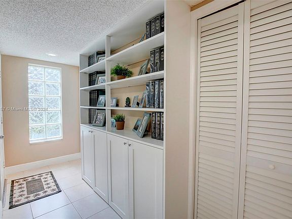 4th image of 427 Lakeview Dr APT 104
