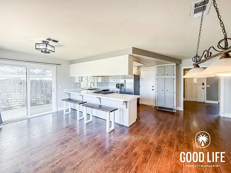 1031 Emelita St — Photo 4