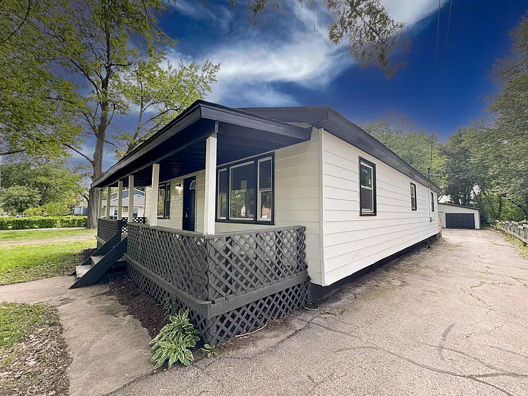 3246 N Lake Park Ave — Photo 3