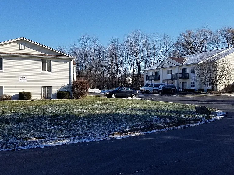 Hickory Manor — Photo 2