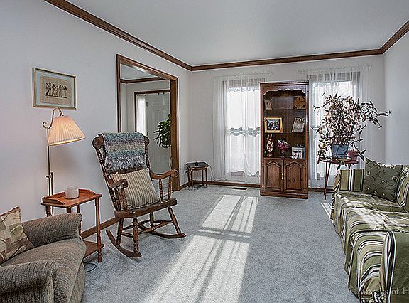 3rd image of 221 Gingerbrook Ln