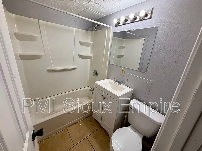 2600 S Duluth Ave — Photo 3