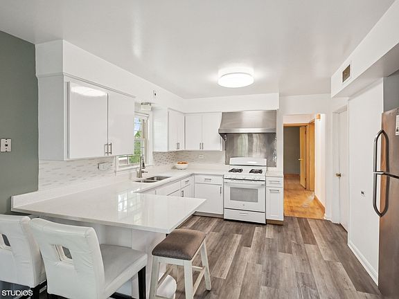 3rd image of 5001 N Newland Ave