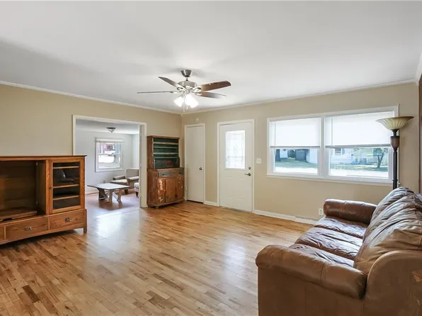 301 E 3rd St, Altamont, KS 67330