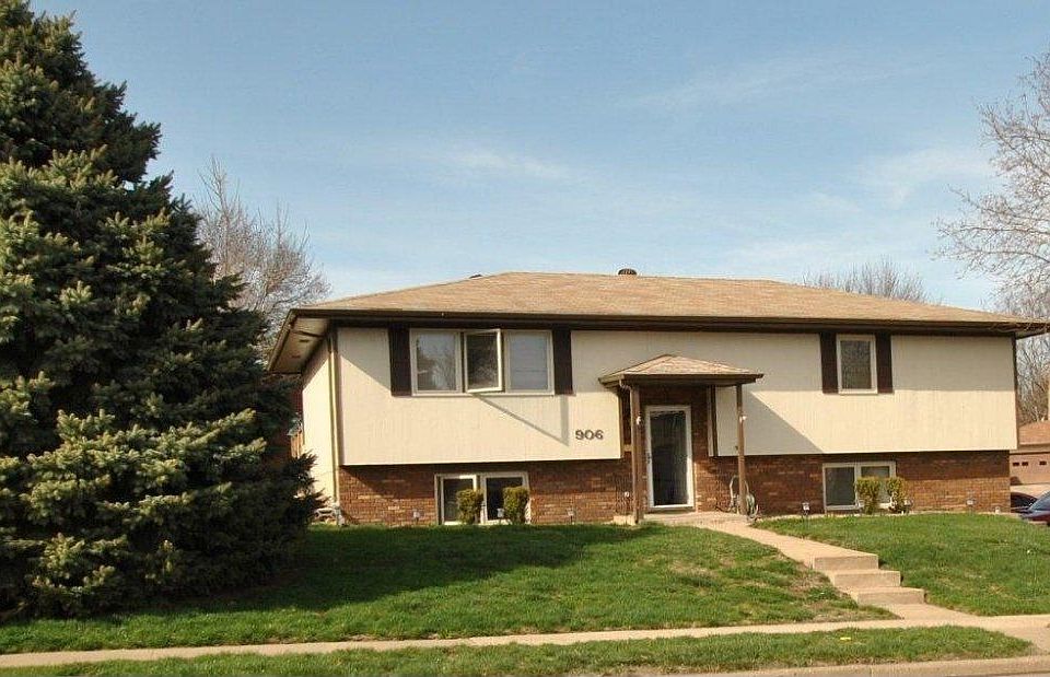 Available Soon: 906 E 15th STREET, YANKTON, SD 57078