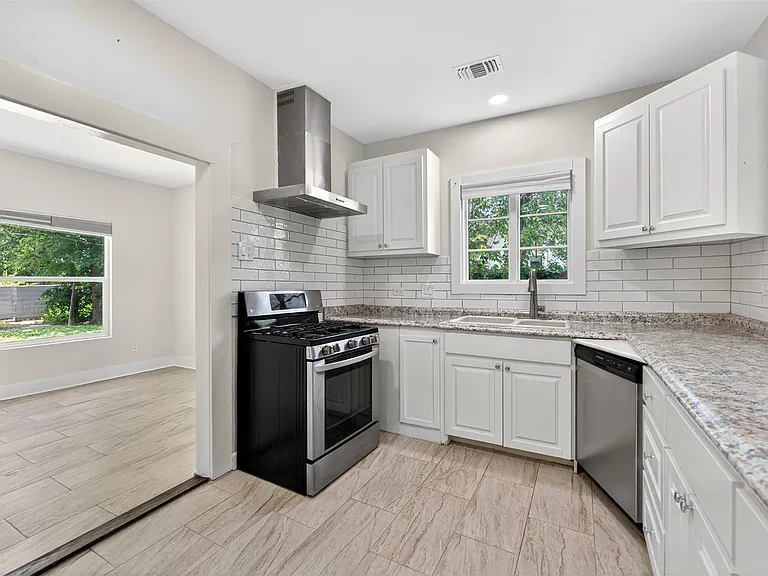 529 W Clark St — Photo 9