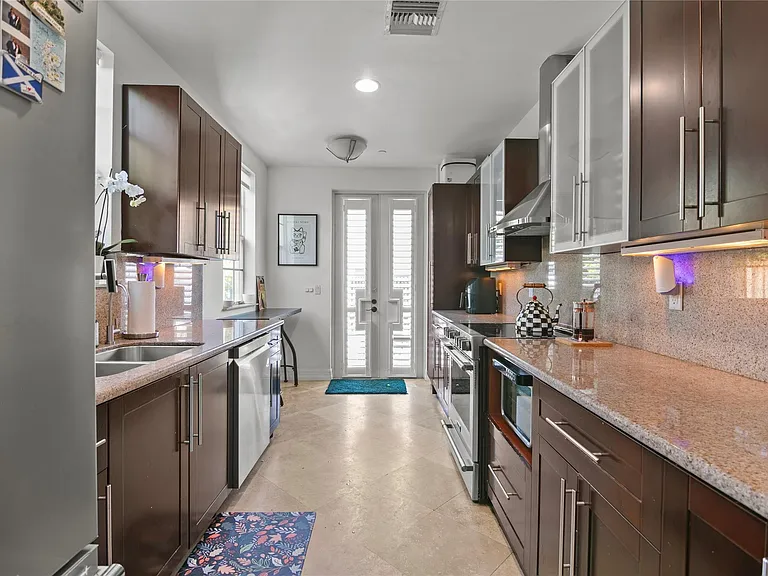 732 NE 15th Ave — Photo 9