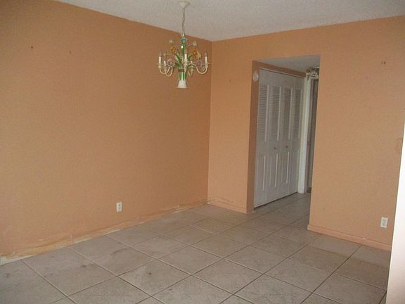 3rd image of 427 Windsor #427